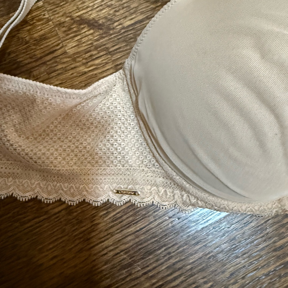 Chantelle designer nude bra. C22320. 36DD. Beautiful sheer overlay - Picture 2 of 4